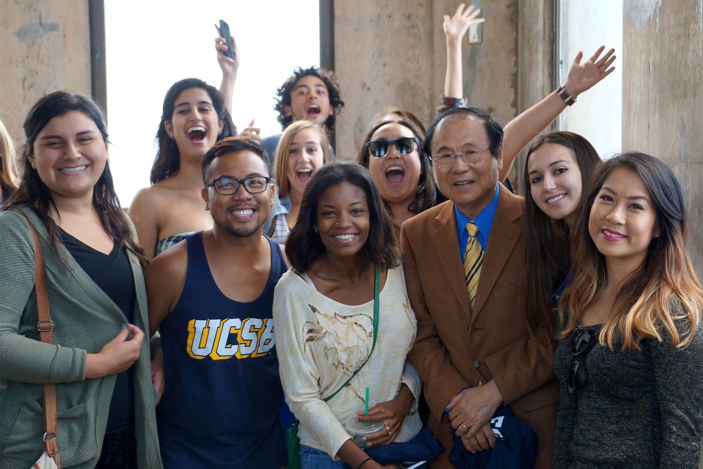Students posing with Chancellor Yang.