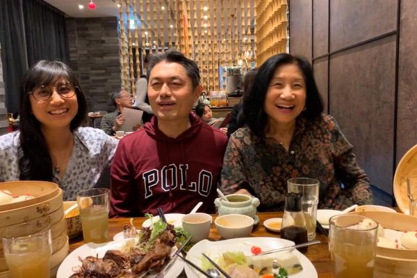 Dr. Nien-Tsu Shen '76 MA and Her Family